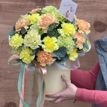 Шляпная коробка с диантусами