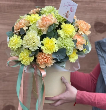 Шляпная коробка с диантусами