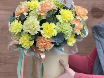 Шляпная коробка с диантусами