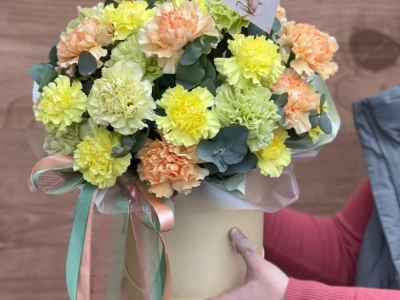 Шляпная коробка с диантусами