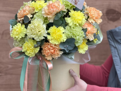 Шляпная коробка с диантусами