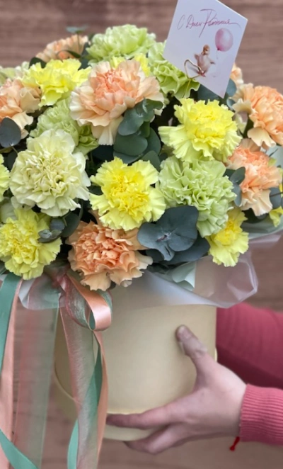 Шляпная коробка с диантусами