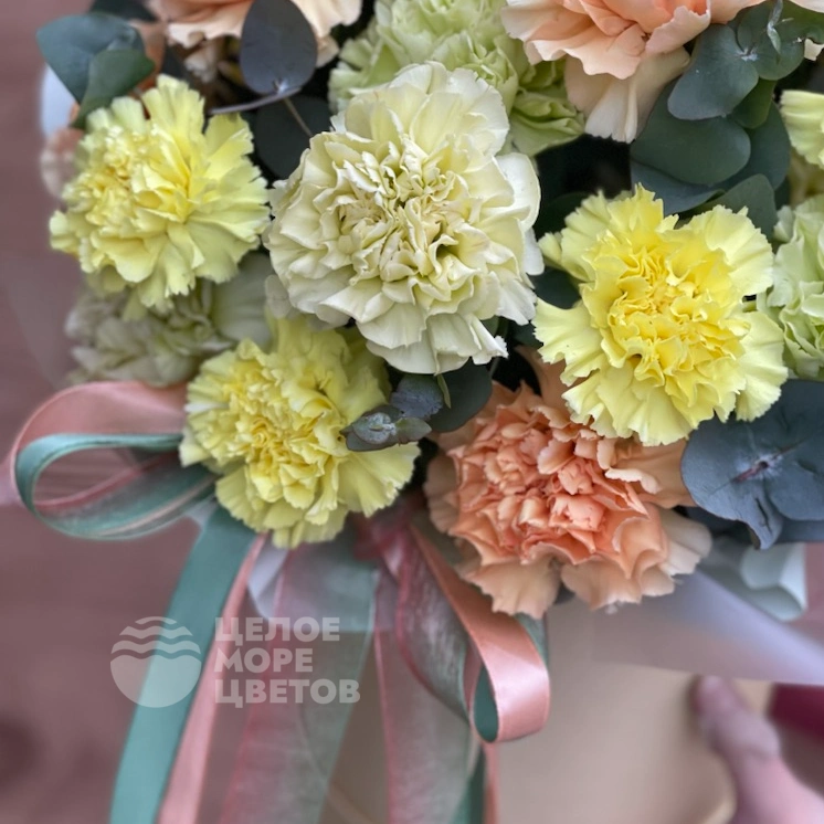 Шляпная коробка с диантусами