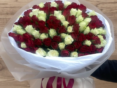 101 Красно -белая роза