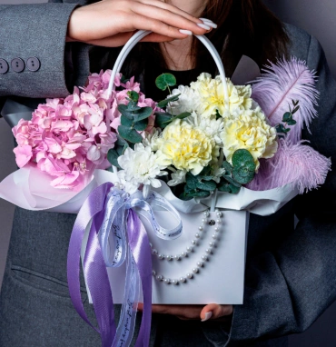 Сумочка для любимой с гортензией и диантусами