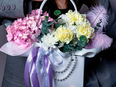 Сумочка для любимой с гортензией и диантусами