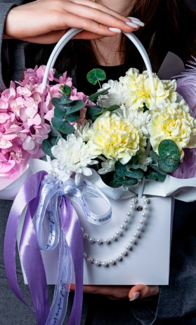 Сумочка для любимой с гортензией и диантусами
