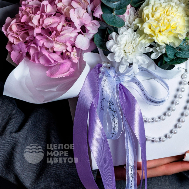 Сумочка для любимой с гортензией и диантусами