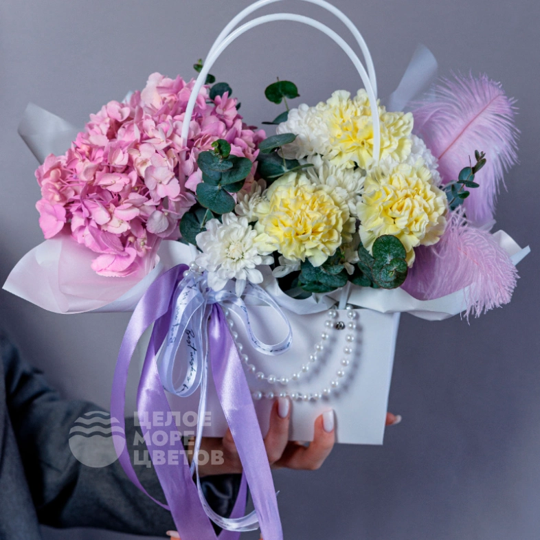 Сумочка для любимой с гортензией и диантусами