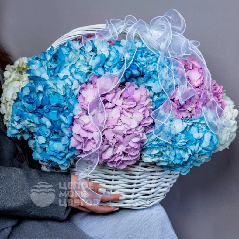 Корзина с гортензиями для самой любимой 