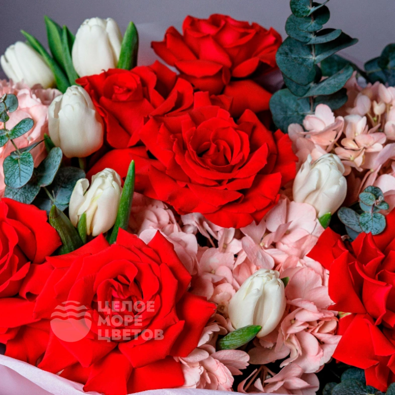 Букет с гортензиями и французскими розами