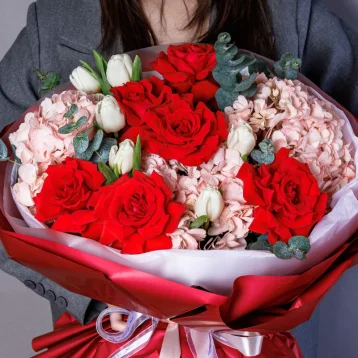 Букет с гортензиями и французскими розами