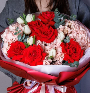 Букет с гортензиями и французскими розами