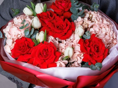 Букет с гортензиями и французскими розами