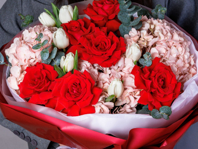 Букет с гортензиями и французскими розами