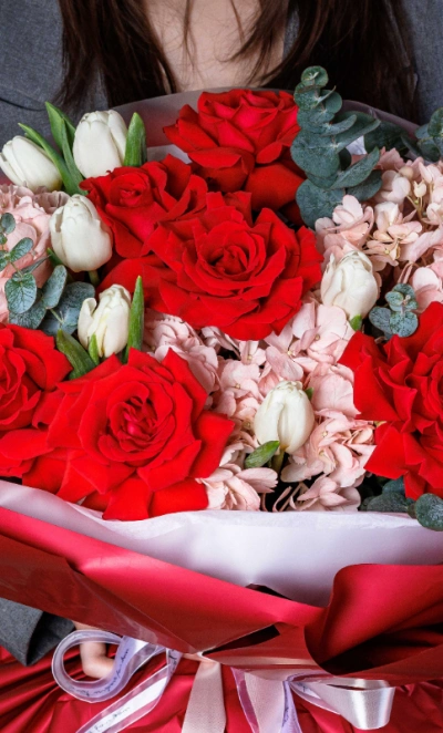 Букет с гортензиями и французскими розами