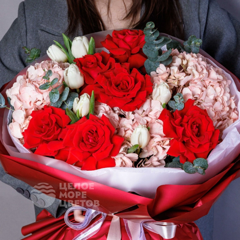 Букет с гортензиями и французскими розами