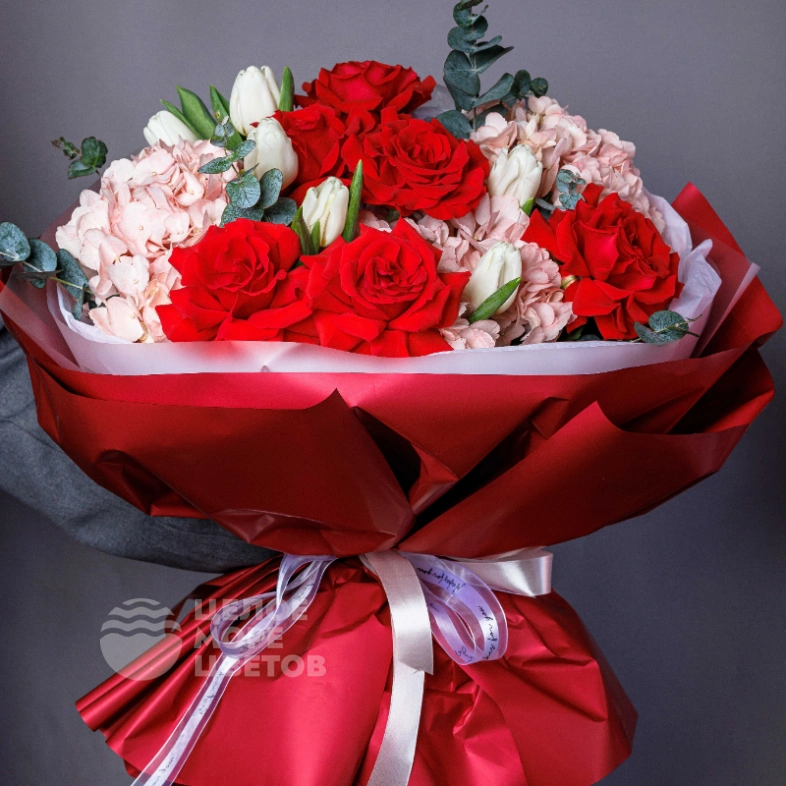 Букет с гортензиями и французскими розами