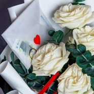 Букет из белых роз &laquo;Нить любви&raquo; 2