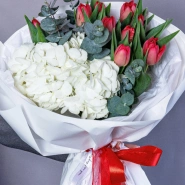 Букет &laquo;Клубника со сливками&raquo; с тюльпанами и гортензией  1