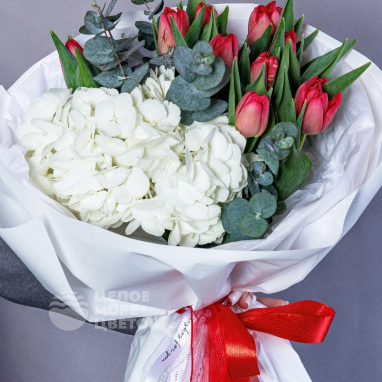 Букет &laquo;Клубника со сливками&raquo; с тюльпанами и гортензией 