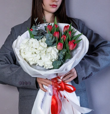 Букет «Клубника со сливками» с тюльпанами и гортензией 