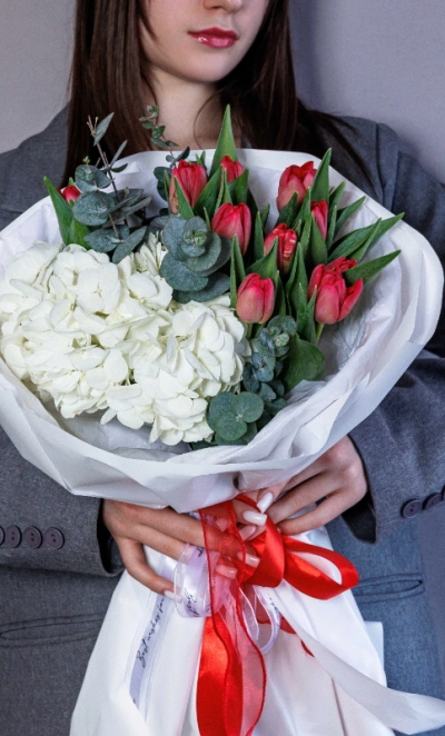 Букет «Клубника со сливками» с тюльпанами и гортензией 