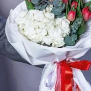 Букет &laquo;Клубника со сливками&raquo; с тюльпанами и гортензией  3