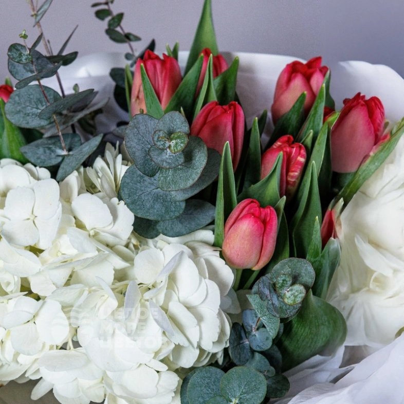 Букет &laquo;Клубника со сливками&raquo; с тюльпанами и гортензией 