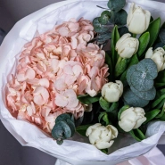 Букет &laquo;Нежный поцелуй&raquo; с гортензиями и тюльпанами  2