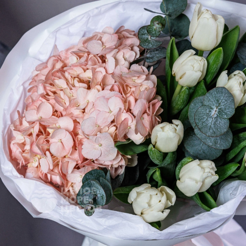 Букет &laquo;Нежный поцелуй&raquo; с гортензиями и тюльпанами 