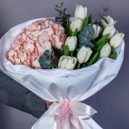 Букет &laquo;Нежный поцелуй&raquo; с гортензиями и тюльпанами  1