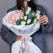 Букет &laquo;Нежный поцелуй&raquo; с гортензиями и тюльпанами  0