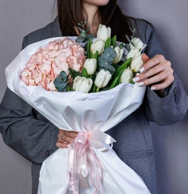 Букет «Нежный поцелуй» с гортензиями и тюльпанами 