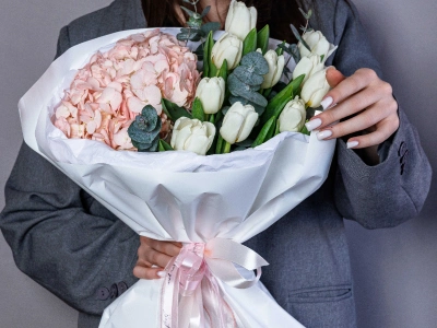 Букет «Нежный поцелуй» с гортензиями и тюльпанами 