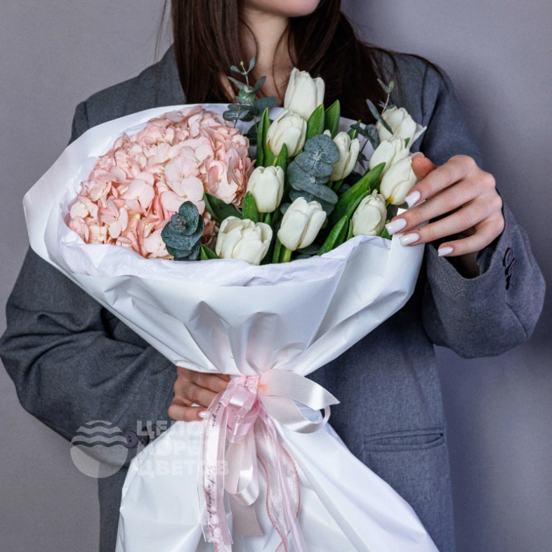 Букет &laquo;Нежный поцелуй&raquo; с гортензиями и тюльпанами 