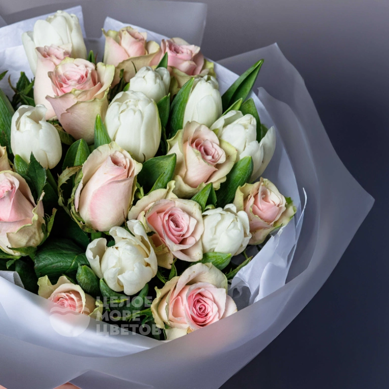 Букет &laquo;Нежный поцелуй&raquo; с тюльпанами и розами  