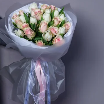 Букет «Нежный поцелуй» с тюльпанами и розами  