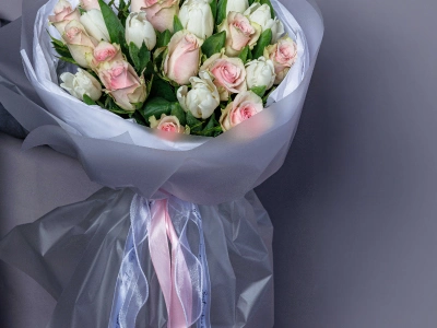 Букет «Нежный поцелуй» с тюльпанами и розами  