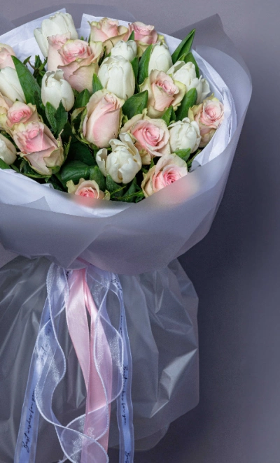 Букет «Нежный поцелуй» с тюльпанами и розами  