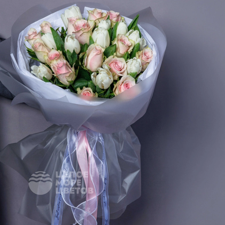 Букет &laquo;Нежный поцелуй&raquo; с тюльпанами и розами  