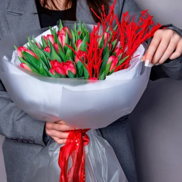 Букет с тюльпанами «Красная смородина»