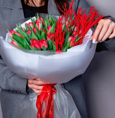 Букет с тюльпанами «Красная смородина»