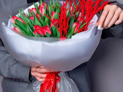 Букет с тюльпанами «Красная смородина»