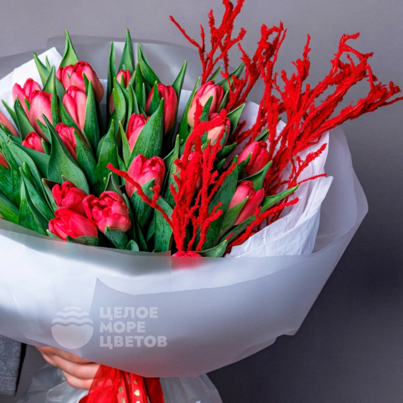 Букет с тюльпанами &laquo;Красная смородина&raquo;
