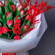 Букет с тюльпанами &laquo;Красная смородина&raquo; 2
