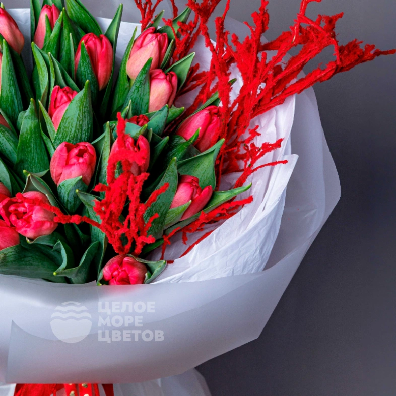 Букет с тюльпанами &laquo;Красная смородина&raquo;