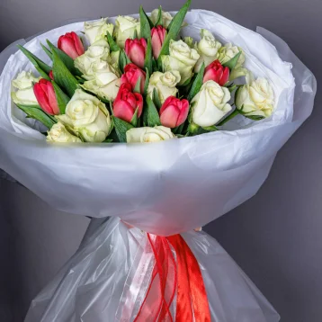 Букет из тюльпанов с розами «Для любимой»
