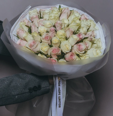 Букет «Нежные обьятия » из 51 кенийской розы