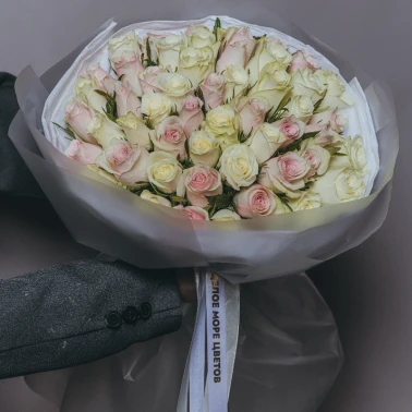 Букет «Нежные обьятия» из 51 кенийской розы